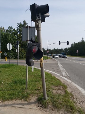 Zniszczony sygnalizator świetlny