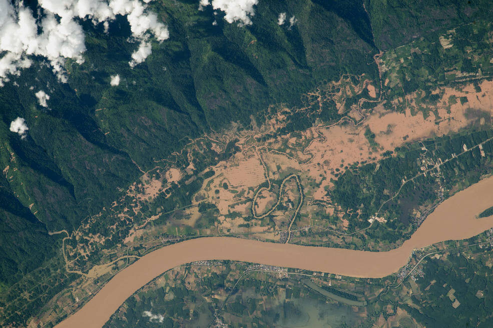 Wylewająca się z koryta rzeka Mekong na pograniczu tajsko-laotańskim (fot. NASA)