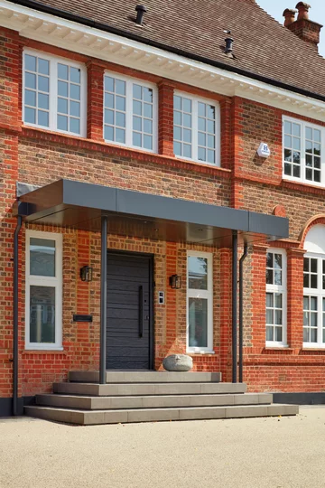 Minimalistyczne wnętrza z retro akcentami, projekt XUL Architecture downloadfor.press. xul