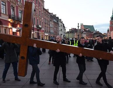 Miniatura: Wierni przeszli ulicami Warszawy, niosąc...