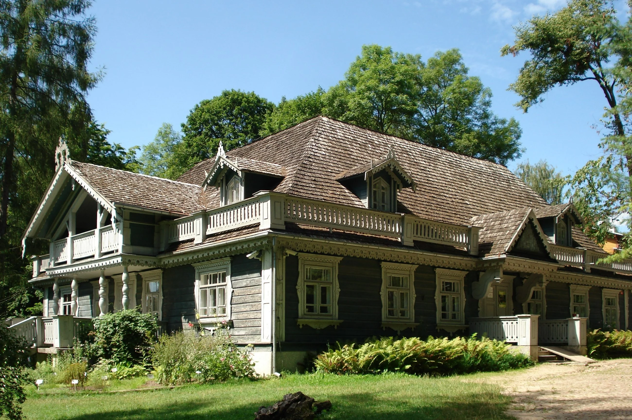 Ten Dworek Gubernatora znajduje się w: