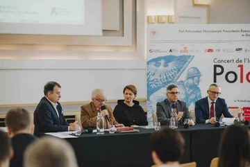 od lewej: Paweł Sztompke, Piotr Jegliński - założyciel Fundacji Editions Spotkania, Monika Wolińska - dyrygentka, Krzysztof Olendzki  - Dyrektor Instytutu Adama Mickiewicza oraz Maciej Kiełbicki - Prezes Mayland Real Estate Sp. z o.o. Koncert Niepodległości w Paryżu