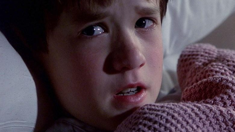 Co widział mały Cole Sear, bohater filmu „Szósty zmysł”?