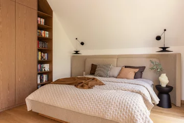 Projekt domu pod Warszawą autorstwa pracowni Decoroom to współczesna interpretacja stylu japandi — pełna naturalnych materiałów, miękkich form i spokojnej, harmonijnej kolorystyki 