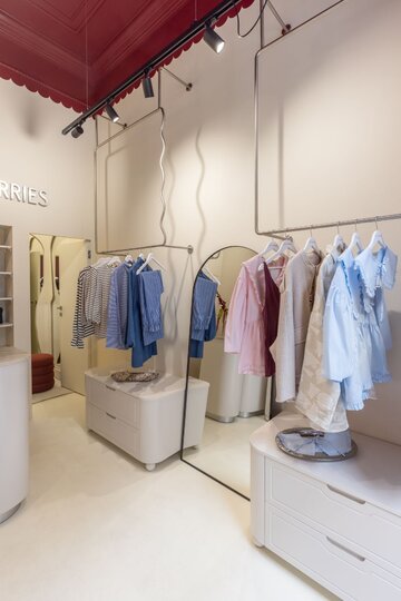 Minimalizm z nutą romantyzmu. Projekt wnętrz butiku Les Cherries
autorstwa WZ Studio 