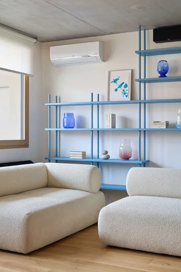 Mieszkanie z niebieską kuchnią, projekt Iva Hajkova Studio