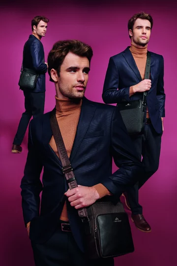 Model prezentuje torebki Wittchen 