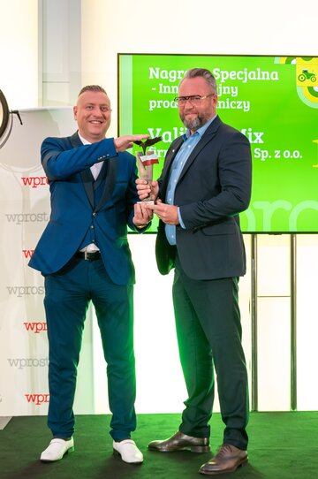 Paweł Bruderek-Żyżun (z prawej) oraz&nbsp;wręczający nagrodę Karol Wasilewski, autor rankingu Złota 100 Rolnictwa
