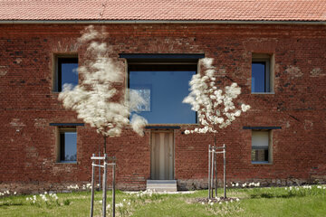Dom wewnątrz zabytkowych ruin, projekt studio ORA