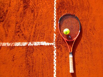 Zdjęcie ilustracyjne, rakieta tenisowa na korcie