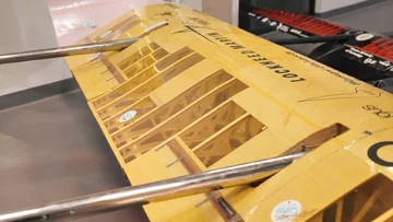 W ostatnich zawodach w klasie Regular, samolot musiał przewieźć jak najwięcej piłek do piłki nożnej. Członkowie koła SAE AeroDesign w minionym roku zdecydowali się na sprytne rozwiązanie – piłki ukryli w skrzydle, stąd jego nietypowy kształt. Dzięki temu udało się ich zmieścić aż 12, co było drugim wynikiem na zawodach.