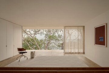 Casa Malonic w Zihuatanejo zaprojektowana przez HW Studio. Prosta biała bryła, okrągły dziedziniec i otwarcie na otaczający krajobraz tworzą spójną, wyciszoną architekturę 