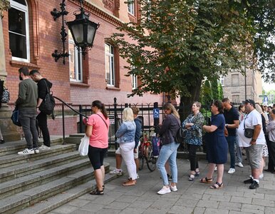 Miniatura: Nauczyciele stoją w długich kolejkach....