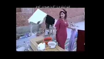 Kadr z teledysku „Boss Oumek” Leili Amer 