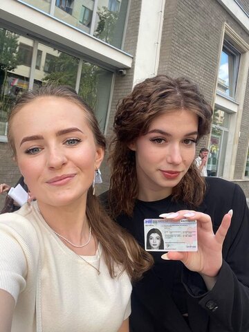 Anna wraz z&nbsp;klientką obok urzędu z&nbsp;kartą pobuty