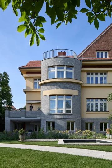 Renowacja willi z lat 30. w Pradze. Projekt Atelier Hajný 