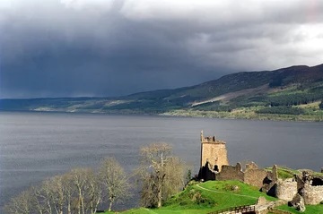 Okolice ruin zamku Urquhart – pochodzi stamtąd wiele relacji o spotkaniach z Nessie 