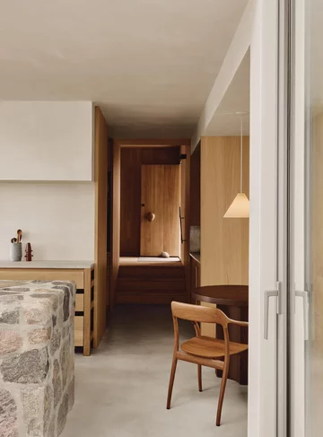 Każdy detal tego domu – od kamiennej wyspy po ręcznie wykonane balustrady – nawiązuje do krajobrazu skalistej wyspy w zatoce Georgian Bay, zacierając granicę między architekturą a naturą 