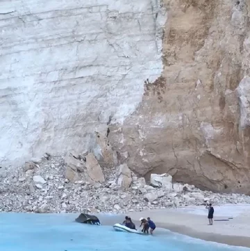 Plaża na Zakynthos po osunięciu się klifu 