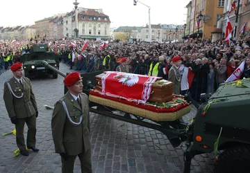 Przejazd konduktu z ciałami Lecha i Marii Kaczyńskich, 17 kwietnia 2010 r. 