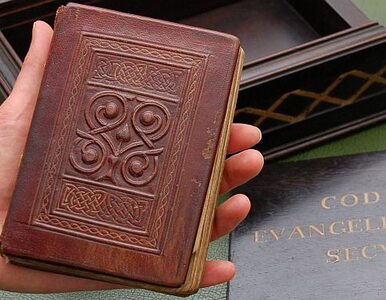 Miniatura: Najstarsza księga świata sprzedana za 45...