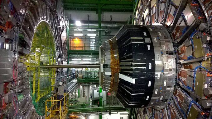 Wielki Zderzacz Hadronów w CERN pod Genewą