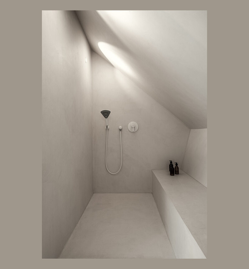 Minimalistyczna łazienka na poddaszu, projekt Keller Architekten