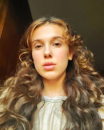 Millie Bobby Brown jako Enola Holmes 