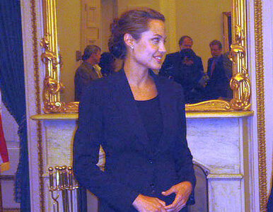 Miniatura: Angelina Jolie sprzedaje biżuterię na...