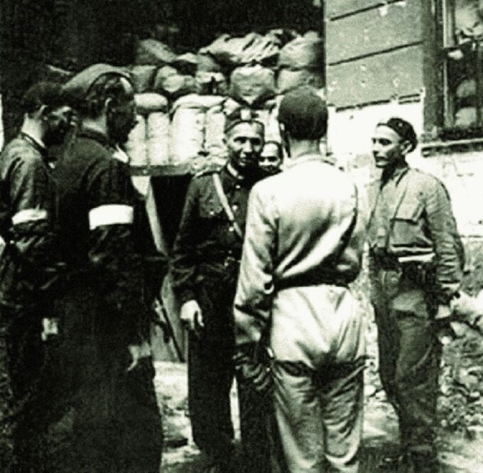 Leopold Okulicki wśród żołnierzy AK w czasie walk powstańczych w Warszawie