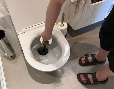 Miniatura: Wsyp 2 łyżki do WC. Po 15 minutach wyżre...