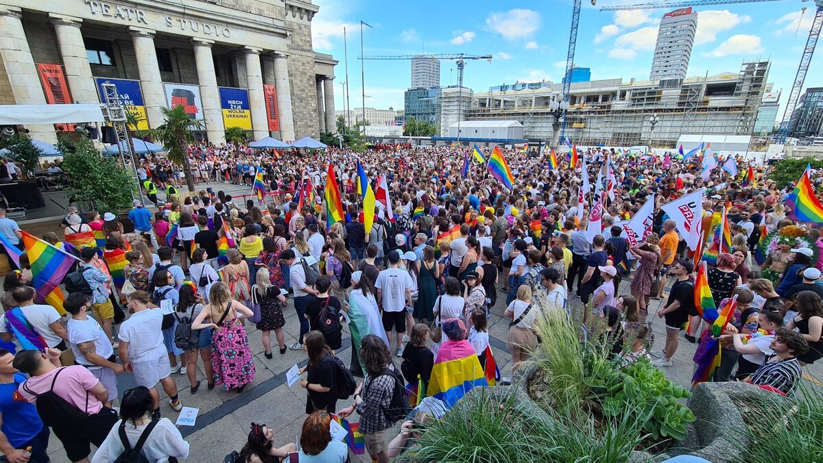Tłumy ludzi na Paradzie Równości w Warszawie 