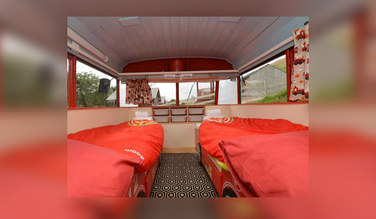 Red Rescue Retreat - hotel w kształcie wozu strażackiego W hotelu znajduje się kilka sypialni.