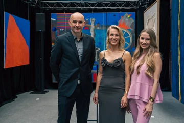 Jubileusz 21-lecia HOLA Design był okazją do spotkania przedstawicieli świata architektury, designu, sztuki i rynku nieruchomości. Wieczór zainaugurował nowy cykl wydarzeń poświęconych współczesnej architekturze, wzornictwu i stylowi życia 