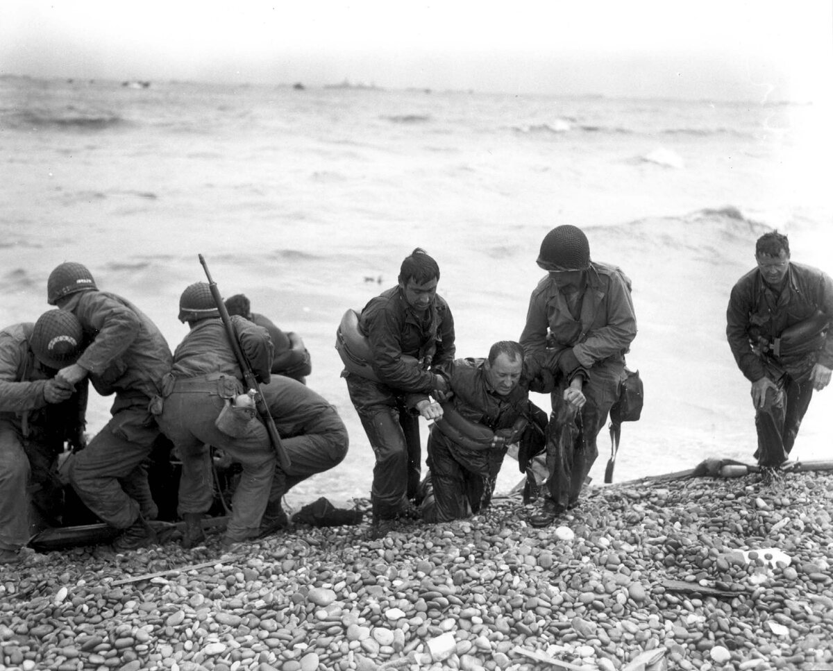 Pomoc rannym. Żołnierze ze zdjęcia walczyli w obrębie plaży Utah (6 czerwca 1944). 