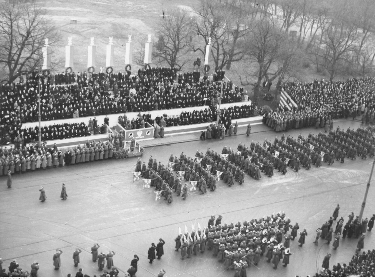 Poczty sztandarowe jednostek wojskowych defilują przed trybuną honorową na placu Na Rozdrożu w Warszawie Obchody Święta Niepodległości w 1936 roku