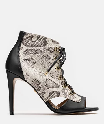 Szpilki - 649 zł A czym dla Ciebie jest miłość? Marka Kazar w nowej kampanii wizerunkowej zadała z pozoru proste pytanie…