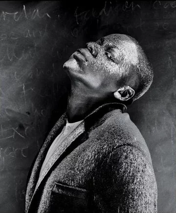 Fotografia Nadava Kandera przedstawiająca aktora Daniela Kaluuyę zajęła pierwsze miejsce w kategorii Staged Portraits (Portret pozowany).