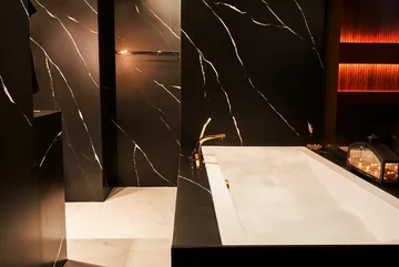 Tak wygląda relaks gwiazdy. Kąpiel w pianie, w blasku świec 