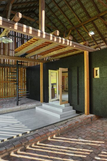 W&nbsp;starej stodole zbudowali drugi dom. Architekci nie&nbsp;ruszyli nawet historycznej konstrukcji, projekt Facha architekti
