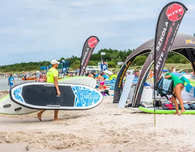 Miniatura: Kłęby dymu na plaży w Łebie. Plażowicze...