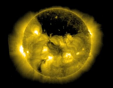 Miniatura: Przerażająca plama na Słońcu. Przykrywa 25...