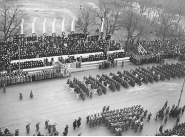 Poczty sztandarowe jednostek wojskowych defilują przed trybuną honorową na placu Na Rozdrożu w Warszawie Obchody Święta Niepodległości w 1936 roku