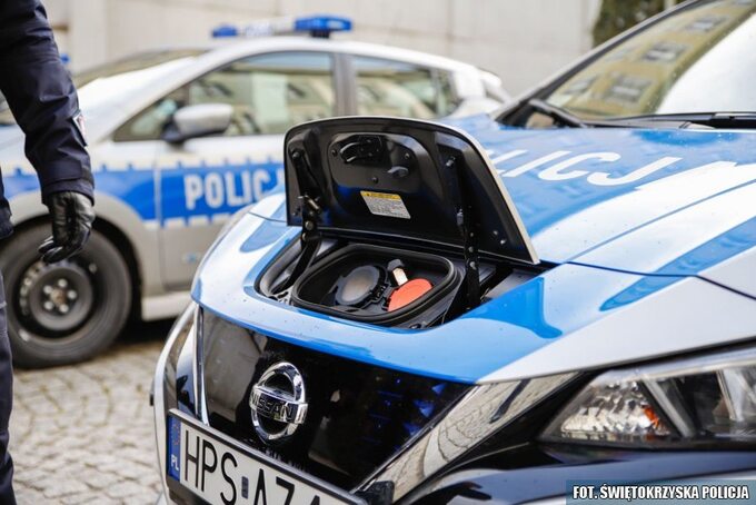 Nissany Leafy jako radiowozy polskiej policji