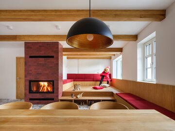 Rewitalizacja siedliska w&nbsp;G&oacute;rach Orlickich &ndash; radykalna, biała architektura NO Architects przywraca życie miejscu po&nbsp;dekadach zapomnienia