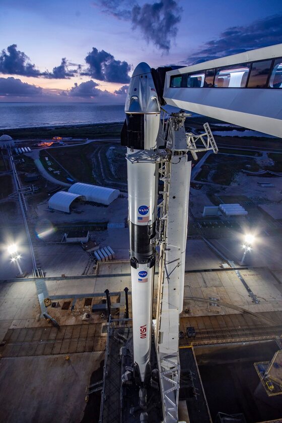 Rakieta Falcon 9 z kapsułą Dragon 2 