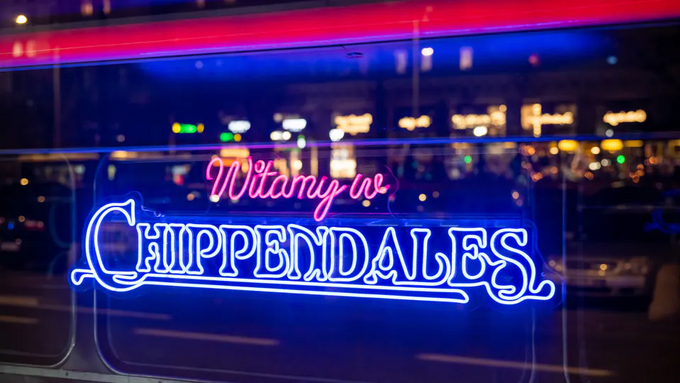 Autobus promujący serial „Witamy w Chippendales”
