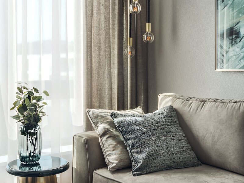 Zasłony z&nbsp;naturalnego lnu dodają wnętrzu ciepła. Projekt: Flow Interiors