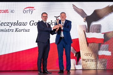 Mieczysław Gołuński (z prawej) oraz&nbsp;wręczający nagrodę Marcin Horała