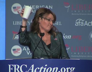 Miniatura: Sarah Palin salutuje Obamie kubkiem do kawy